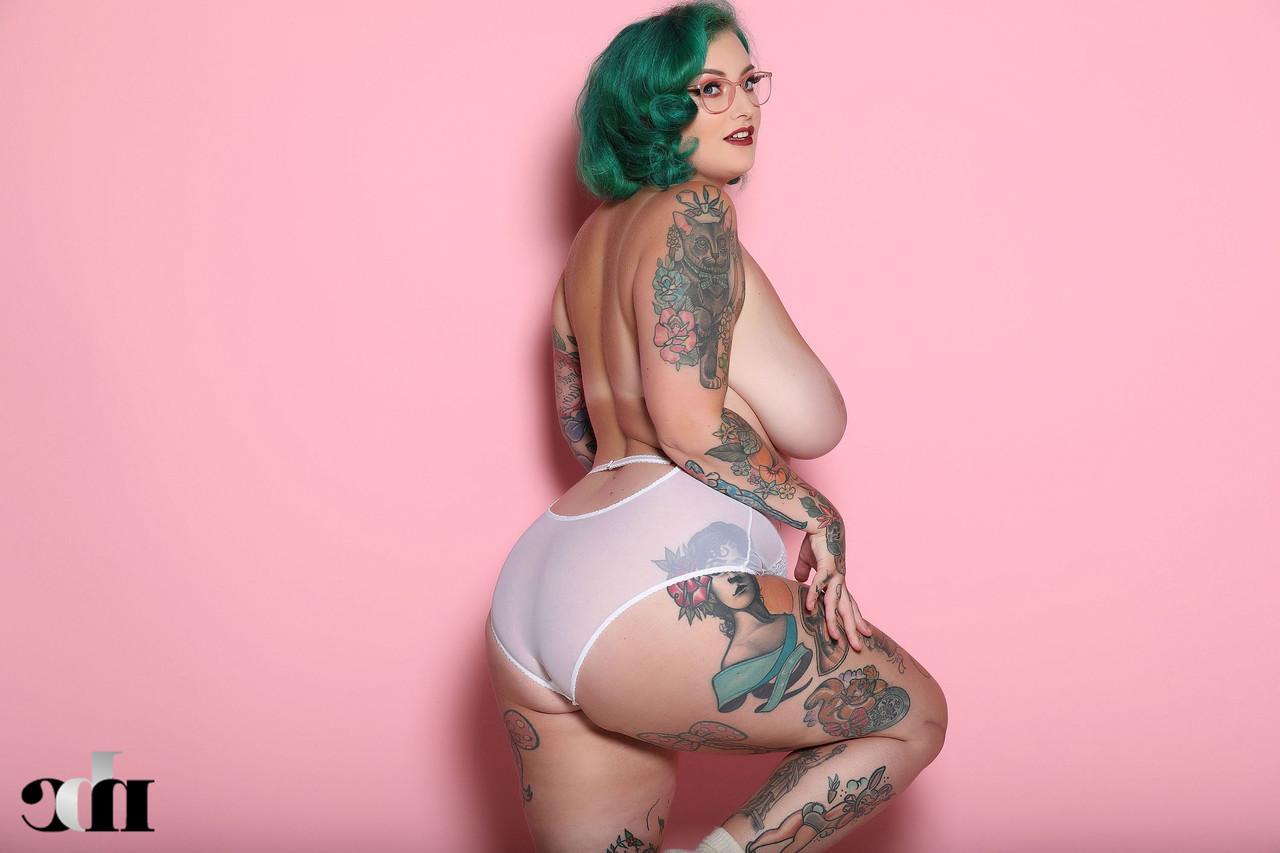 20P La gorda muy bella Galda Lou desnuda su cuerpo curvilíneo muy tatuado