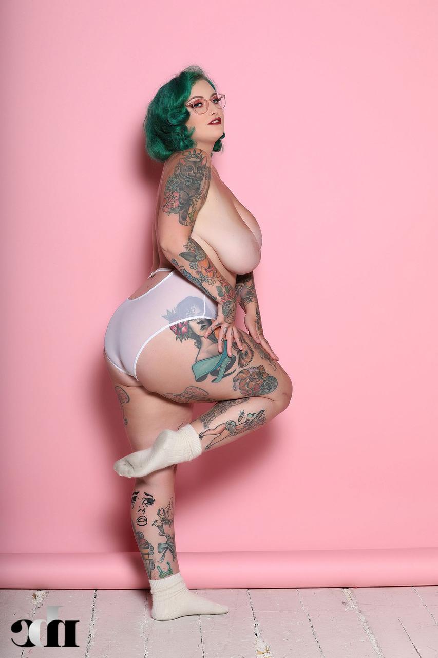 20P La gorda muy bella Galda Lou desnuda su cuerpo curvilíneo muy tatuado