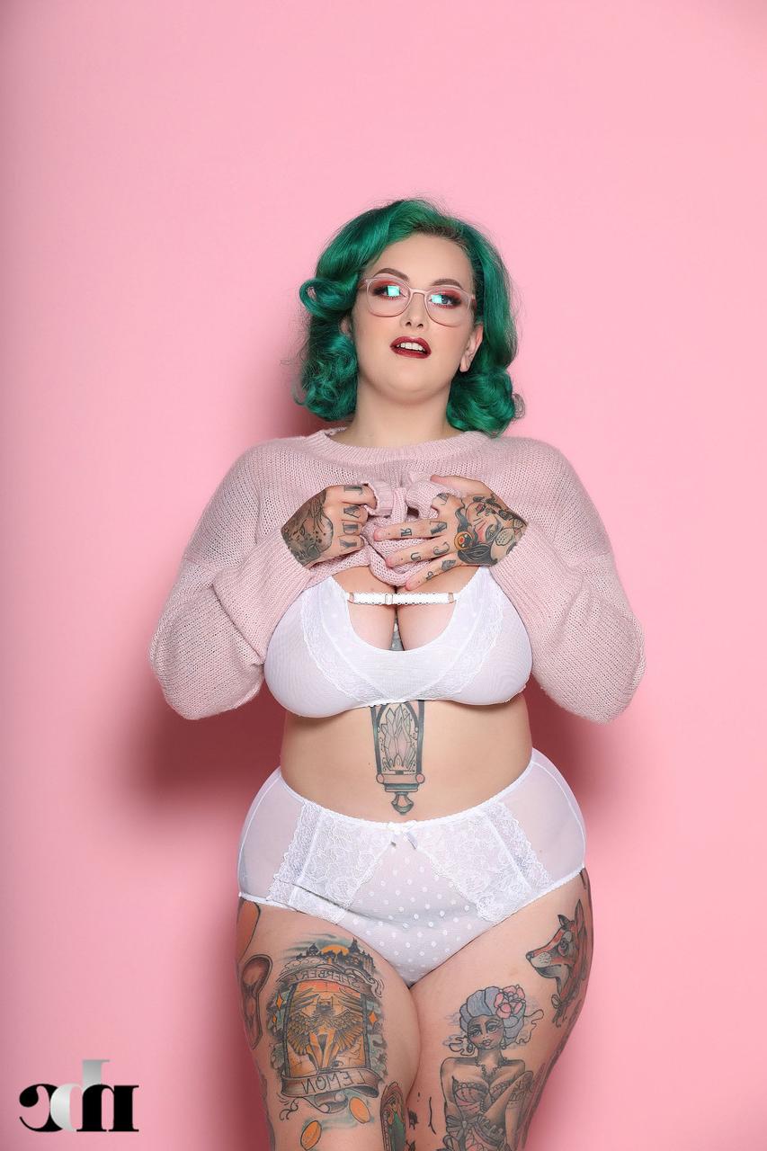 20P La gorda muy bella Galda Lou desnuda su cuerpo curvilíneo muy tatuado