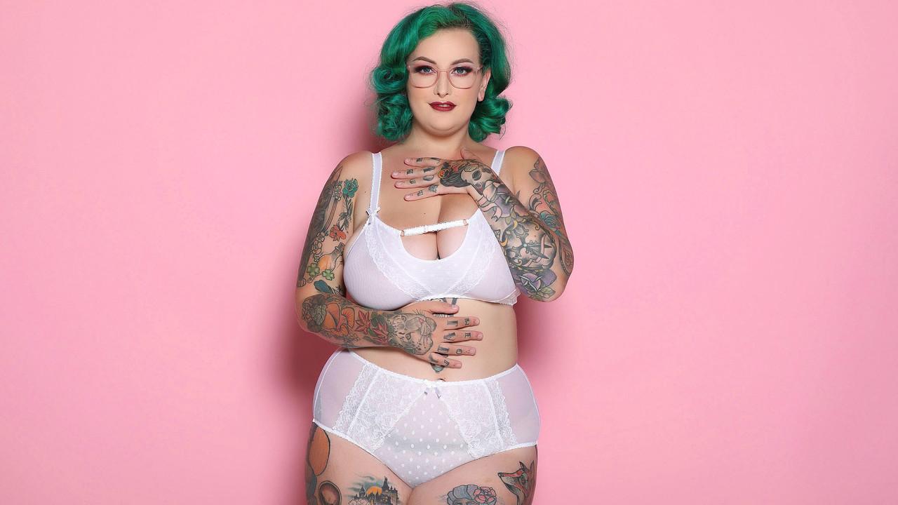 20P La gorda muy bella Galda Lou desnuda su cuerpo curvilíneo muy tatuado