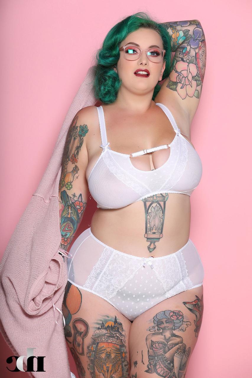 20P La gorda muy bella Galda Lou desnuda su cuerpo curvilíneo muy tatuado