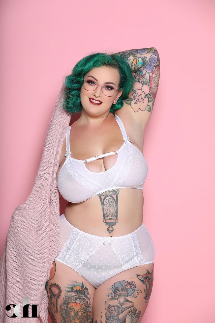 20P La gorda muy bella Galda Lou desnuda su cuerpo curvilíneo muy tatuado
