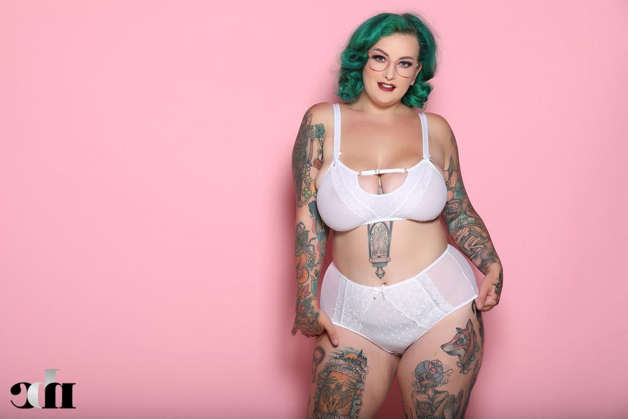 20P La gorda muy bella Galda Lou desnuda su cuerpo curvilíneo muy tatuado