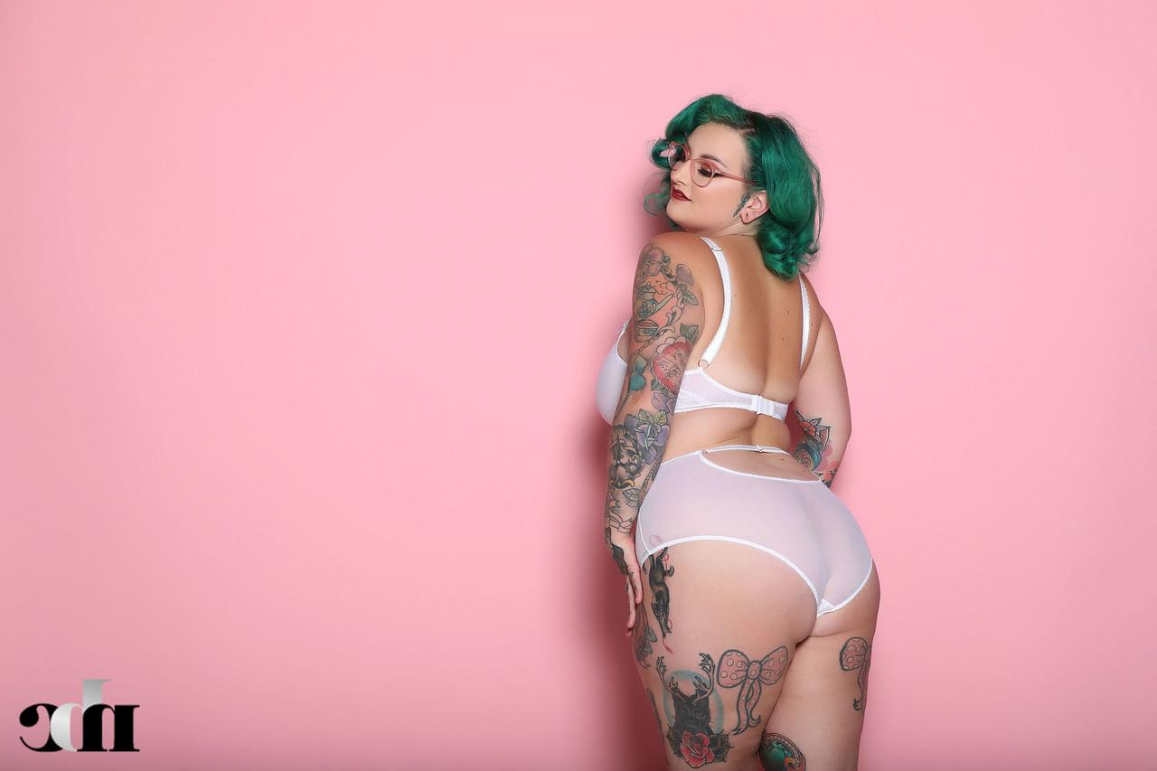20P La gorda muy bella Galda Lou desnuda su cuerpo curvilíneo muy tatuado