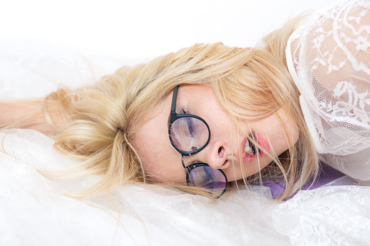 17P La rubia nerd Samantha Shain se golpea el culo mientras muestra su lado pervertido