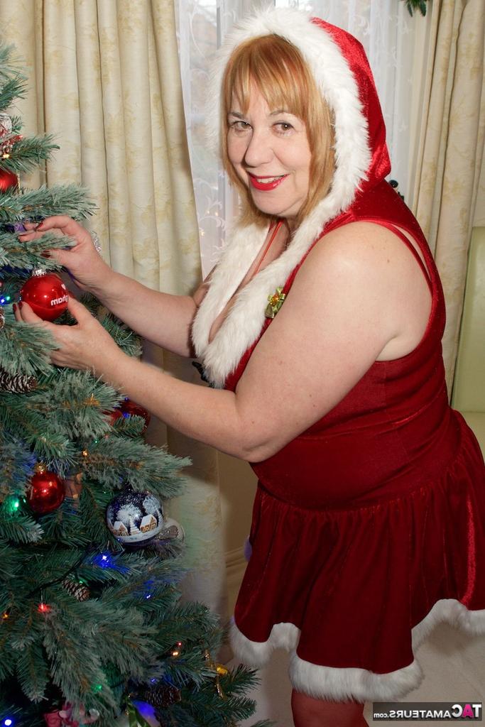 20P Die rundliche Britin Speedy Bee spielt während eines Shootings zum Thema Weihnachten mit ihrer kahlen Fotze