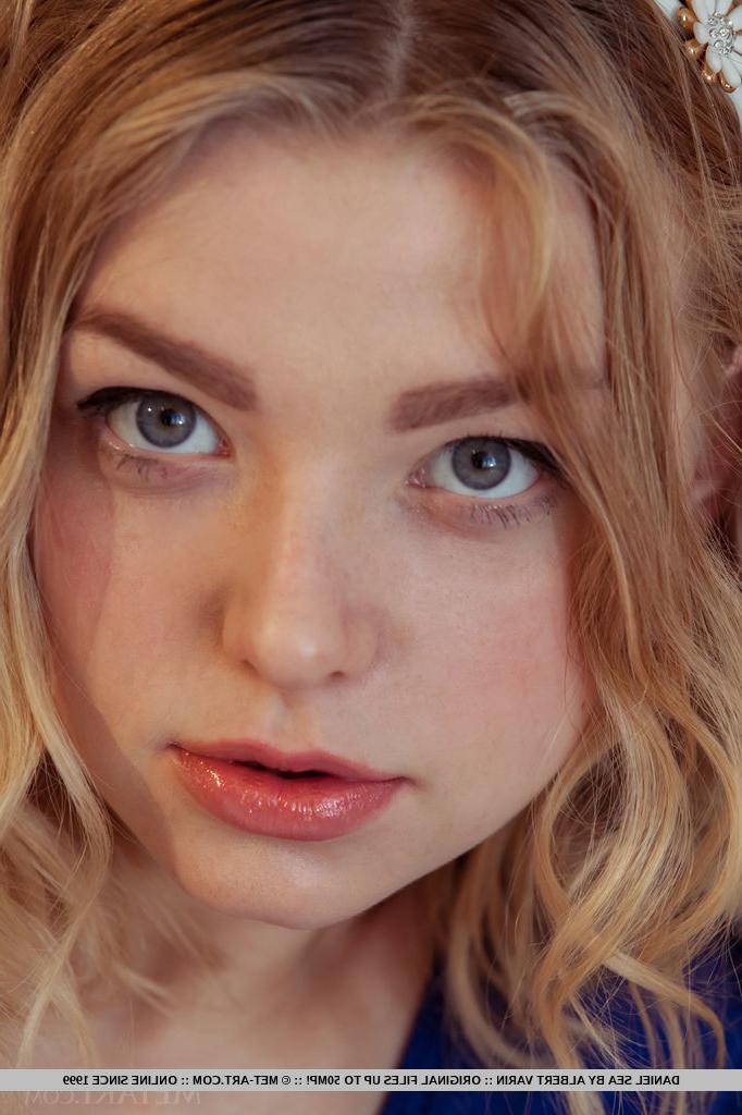 18P La blonde Daniel Sea dévoile ses gros seins de jeune pour une séance photo glamour.
