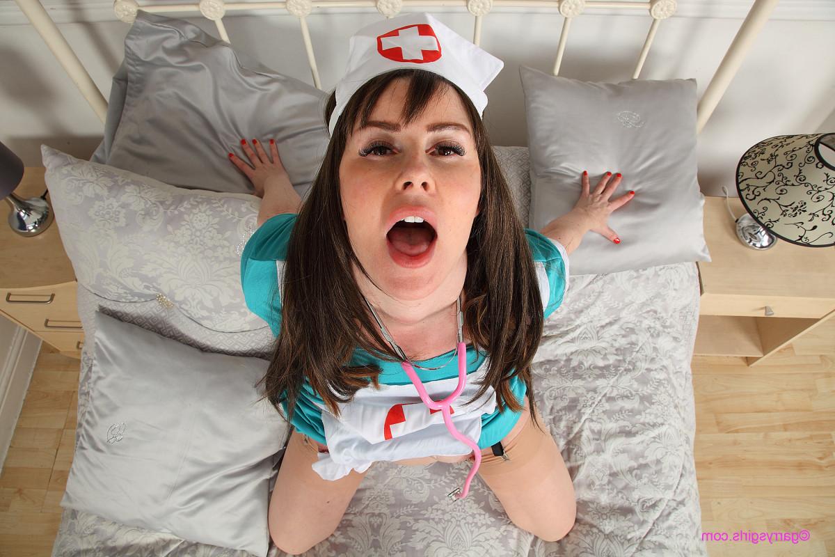 14P Die brünette Krankenschwester Heidi befreit ihre großen Titten und ihren Hintern aus ihrer Uniform