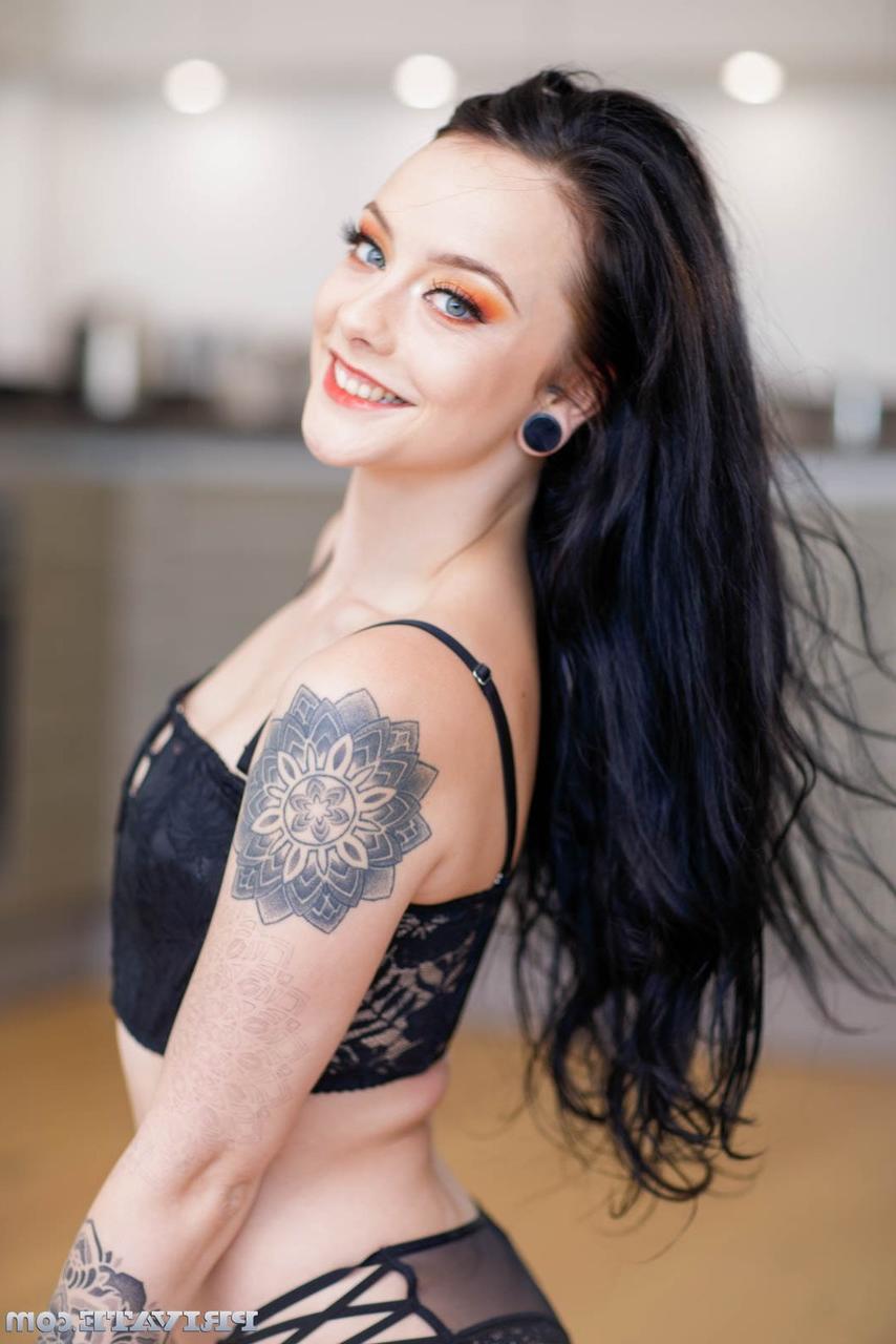 20P A gata tatuada Alessa Savage fica enlouquecida enquanto desfruta de sexo selvagem e hardcore