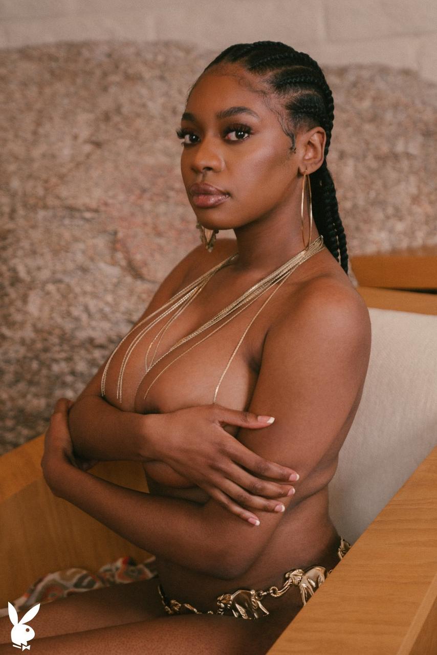 20P A sexy gata de ébano Nyla tira e exibe seus incríveis peitos grandes e boceta peluda