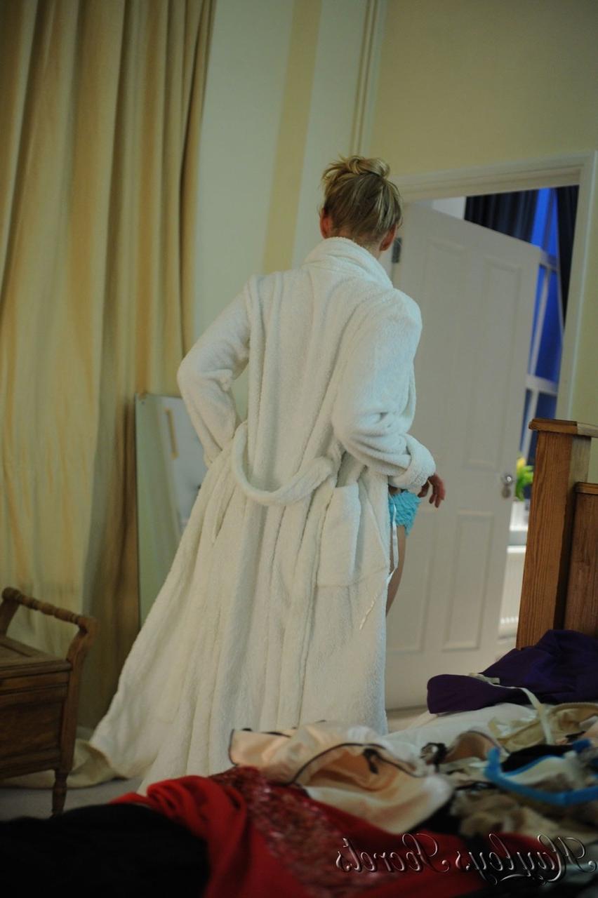 12P A amadora loira Hayley Marie Coppin mostra seus peitos lindos enquanto se veste
