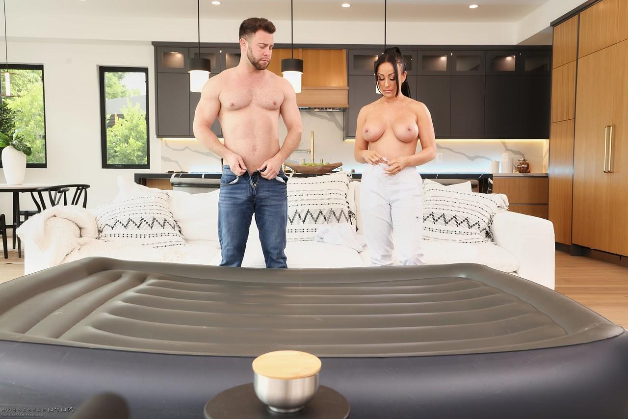 20P Nuru Massage Jennifer White, Seth Gamble