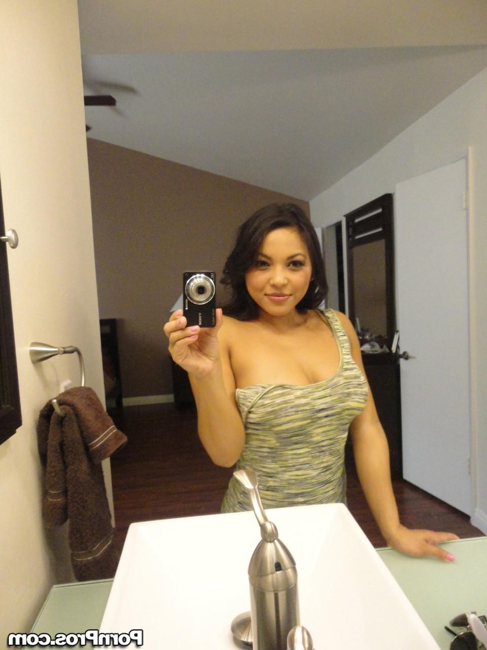 20P Amadora peituda e gostosa Latina Adriana Luna brincando com seu corpo curvilíneo