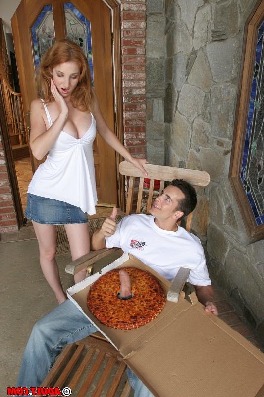 16P Une salope rousse aux gros seins baise la bite d'un gros livreur de pizza pour du sperme dans sa bouche