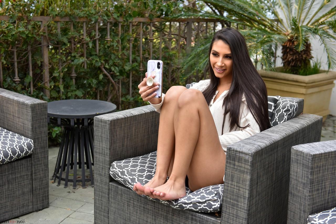 20P A linda morena pornstar Gianna Dior tem os pés lambidos antes do sexo quente