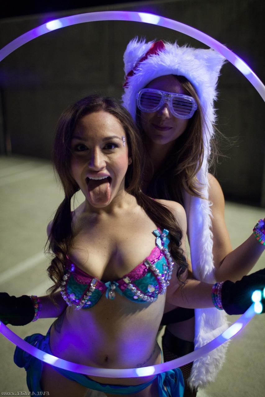 20P Doce petite adolescentes Remy Lacroix e Gabriella Paltrova se beijando sensualmente