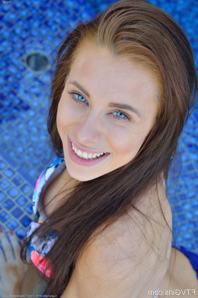 15P Petite adolescente de biquíni estica os lábios da buceta bem abertos e brinca com a bunda na piscina