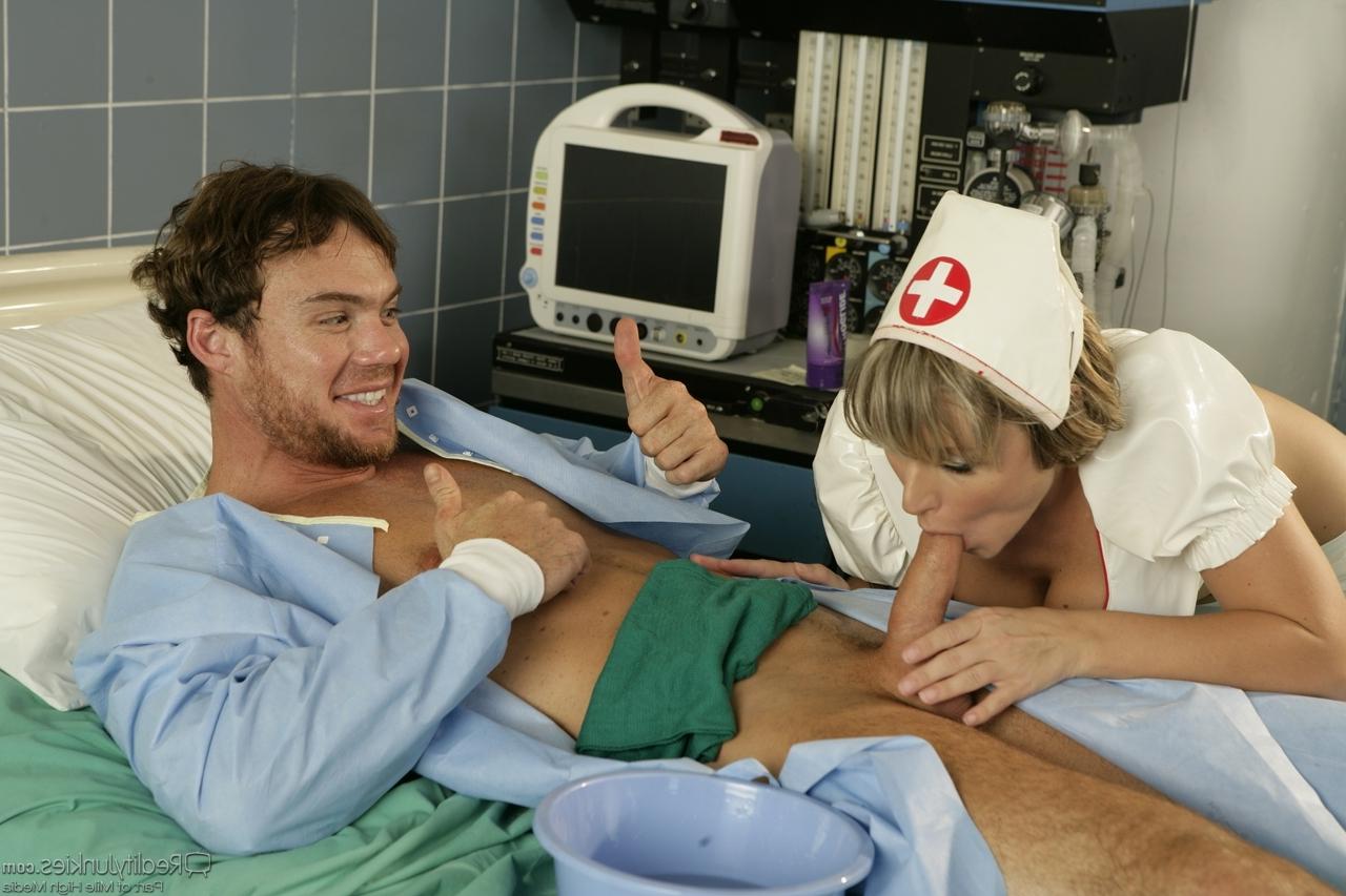 20P L'infirmière blonde en chaleur Velicity Von révèle ses gros seins pour une séance d'examen en salle d'examen.