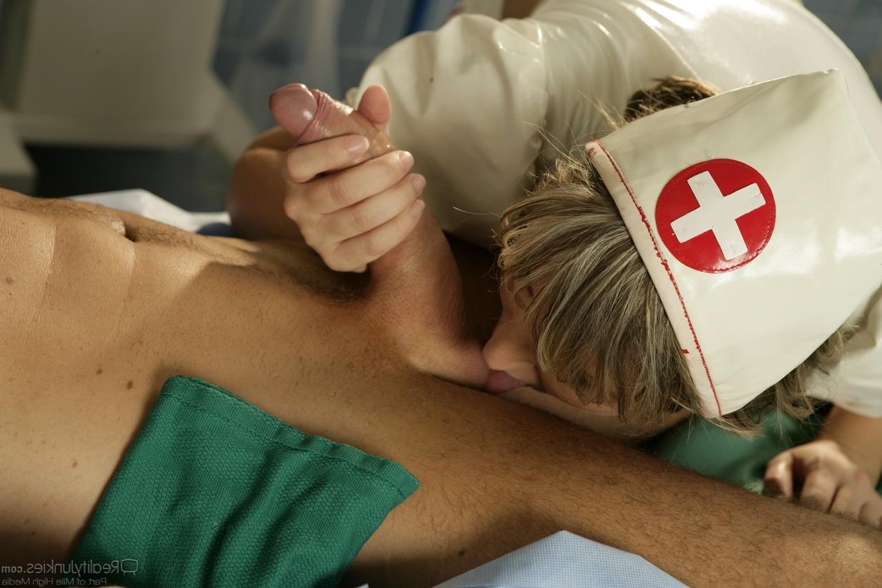 20P L'infirmière blonde en chaleur Velicity Von révèle ses gros seins pour une séance d'examen en salle d'examen.