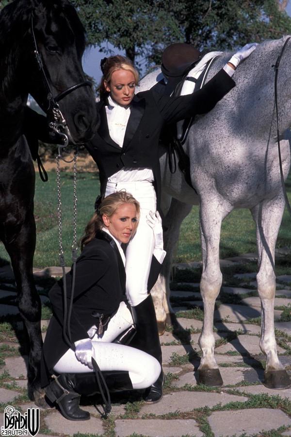 20P Reife Jockeys mit großen Titten Stormy Daniels und Julia Ann ziehen sich aus und ficken im Freien