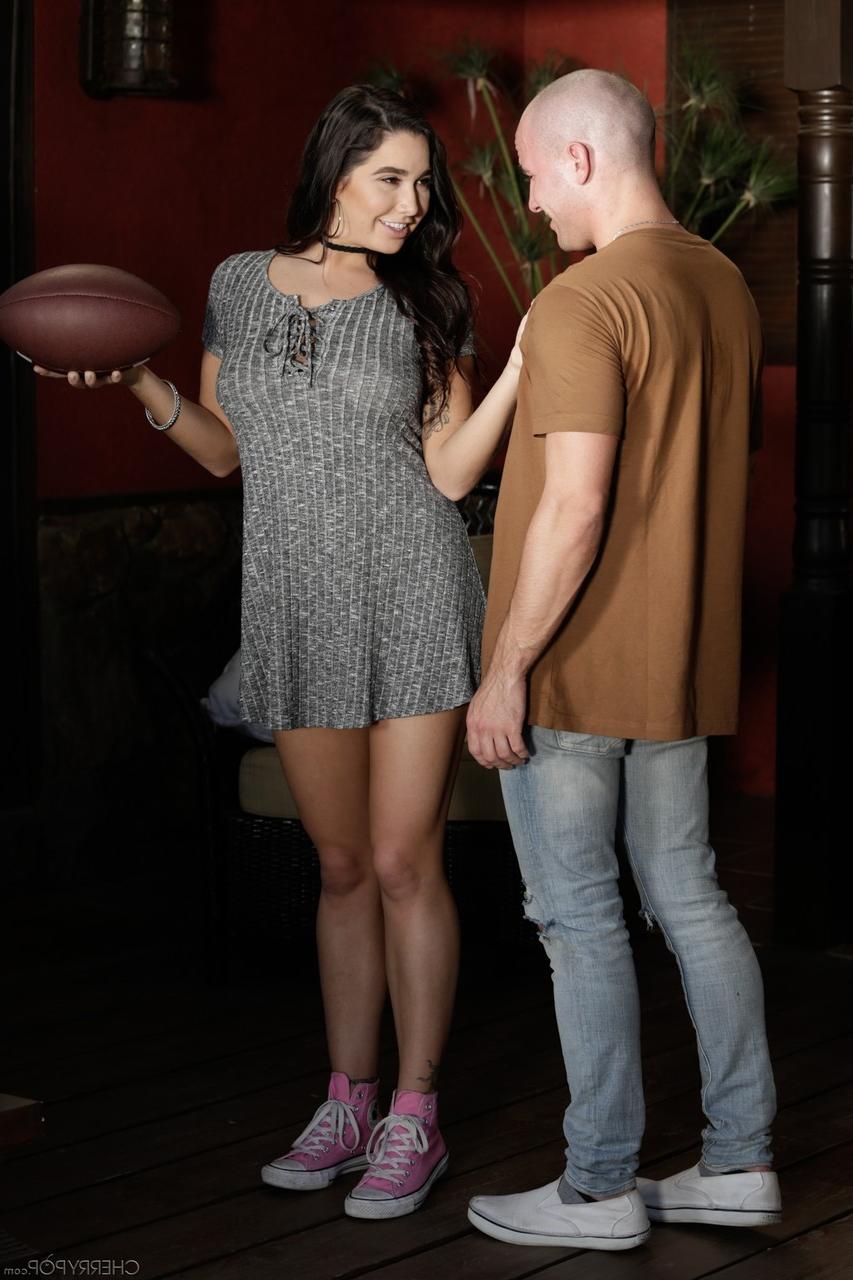 18P A super gostosa Karlee Grey seduz Brad Hart, fode com ele hardcore depois de chupar pau