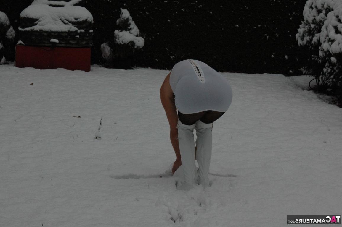 15P Die ältere Blondine Kyras Nylons spielt im Schnee, bevor sie zu Weihnachten Dessous modelliert