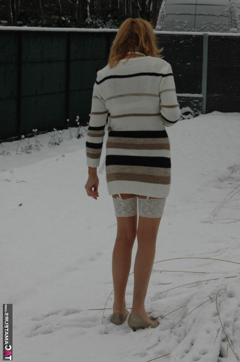 15P Die ältere Blondine Kyras Nylons spielt im Schnee, bevor sie zu Weihnachten Dessous modelliert