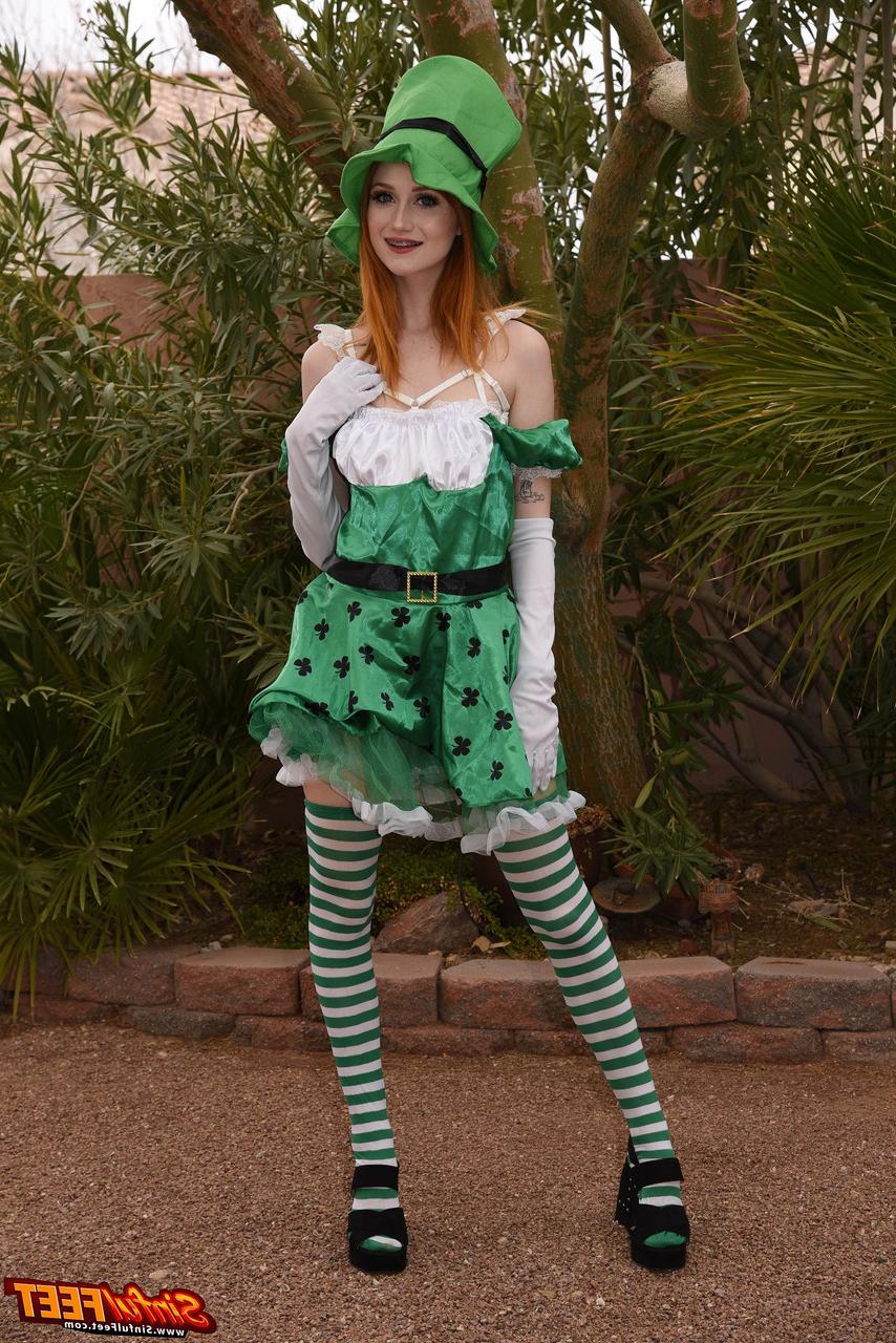 20P Die sexy rothaarige Teenagerin Scarlett Skies zieht ihr St. Patrick’s-Kostüm aus und posiert