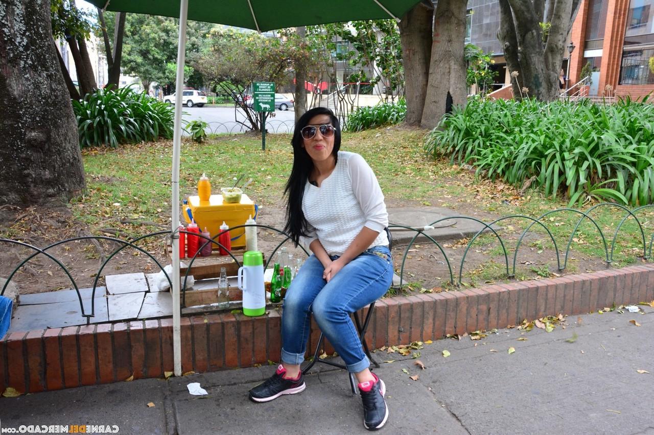 17P MILF latina caliente y sexy posando desnuda después de ser recogida en la calle