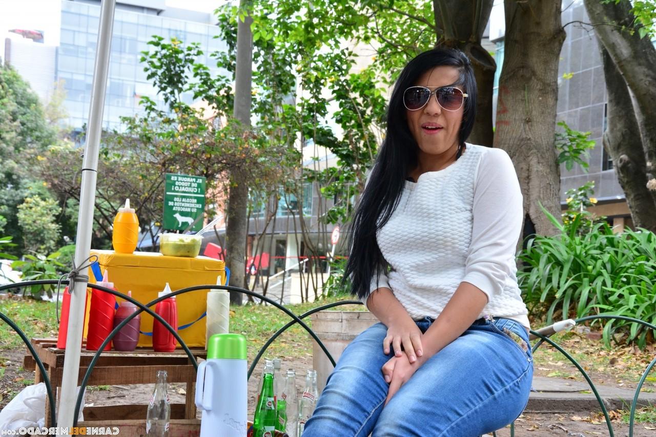 17P MILF latina caliente y sexy posando desnuda después de ser recogida en la calle