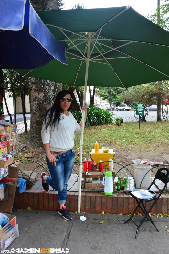 17P MILF latina caliente y sexy posando desnuda después de ser recogida en la calle