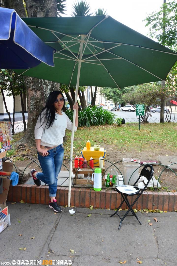 17P MILF latina caliente y sexy posando desnuda después de ser recogida en la calle