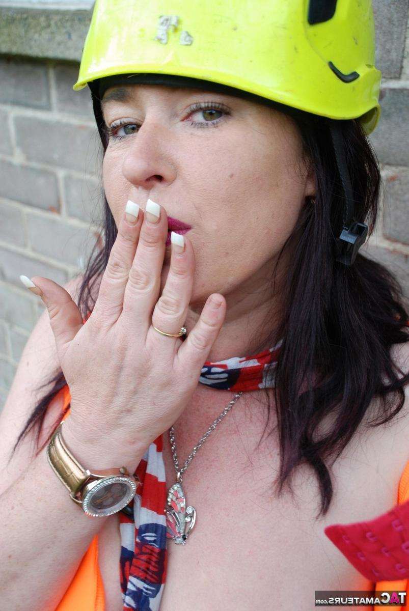 16P Die ältere Dame Juicey Janey entblößt ihre Titten und ihren Busch in einem Schutzhelm und einer Sicherheitsweste