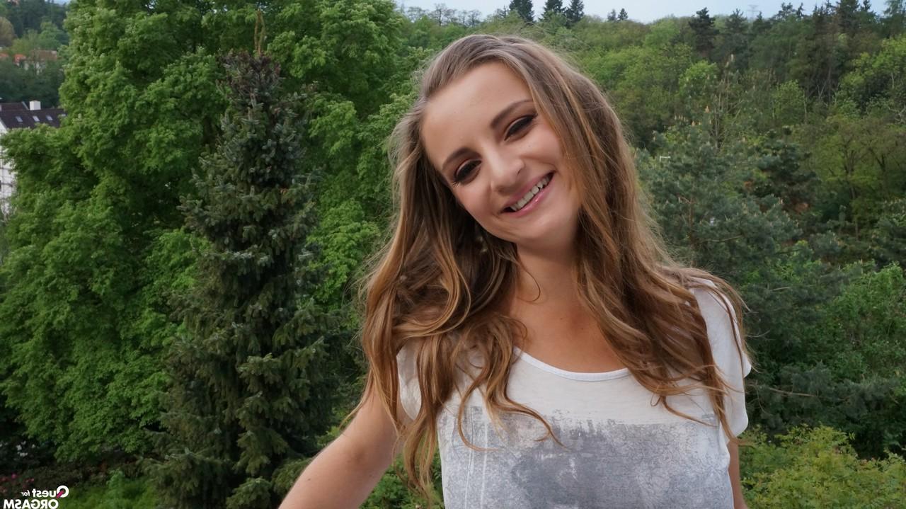 17P A garota excitada da porta ao lado, Suzie Sun, brinca com a buceta com vibrador enquanto esfrega peitos grandes