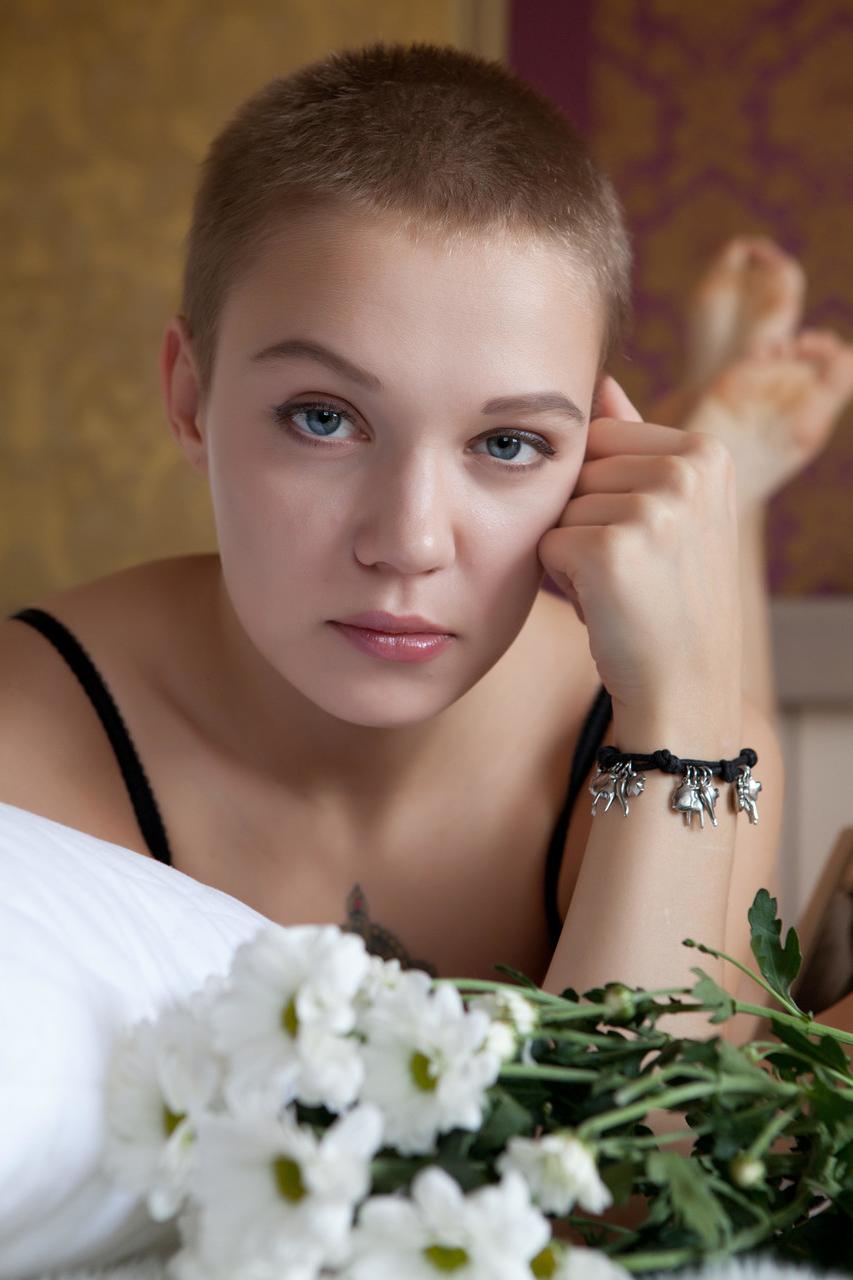20P Short-haired teen Emika spreading & rubbing her horny pink pussy to orgasm