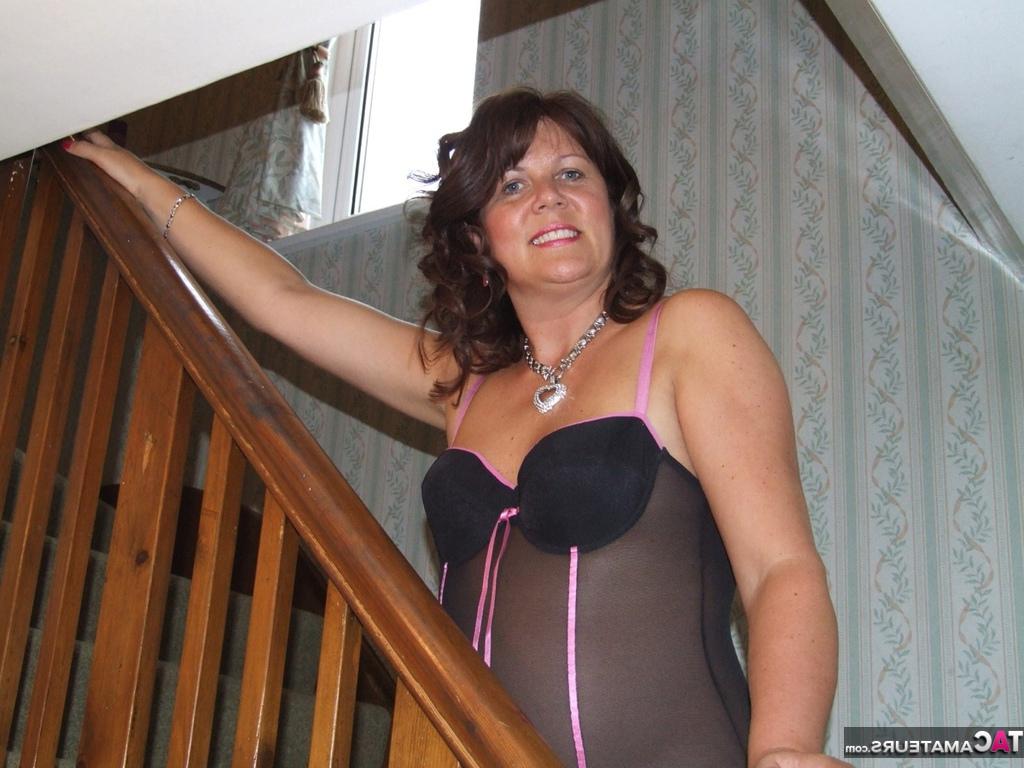 20P Dona de casa peituda e com tesão Sandy em lingerie transparente espalhando buceta na escada