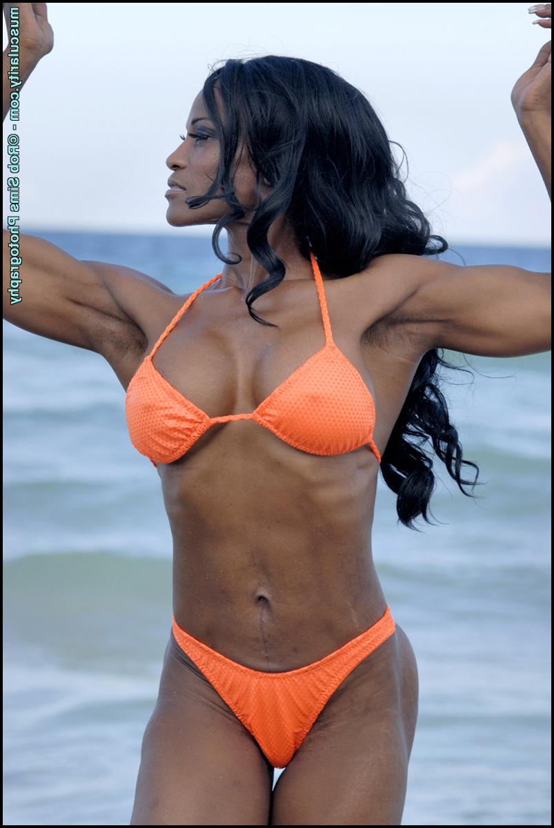 15P Die schwarze Bodybuilderin Debra Dunn posiert in einem String-Bikini am Meer