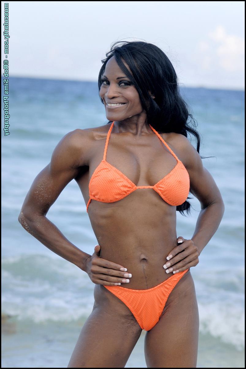 15P Die schwarze Bodybuilderin Debra Dunn posiert in einem String-Bikini am Meer