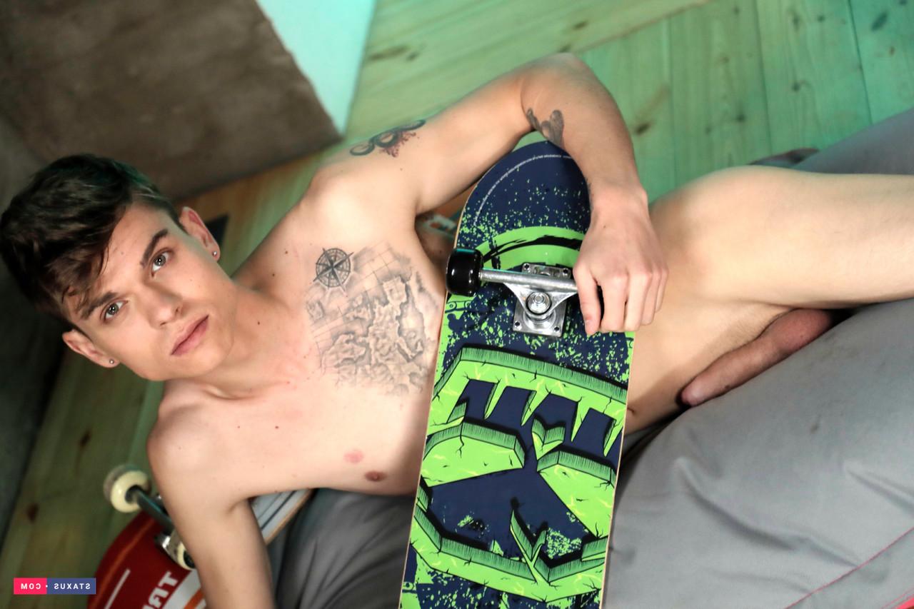 16P Skinny twinks Martin Gross and Titus Snow bang hard bareback style