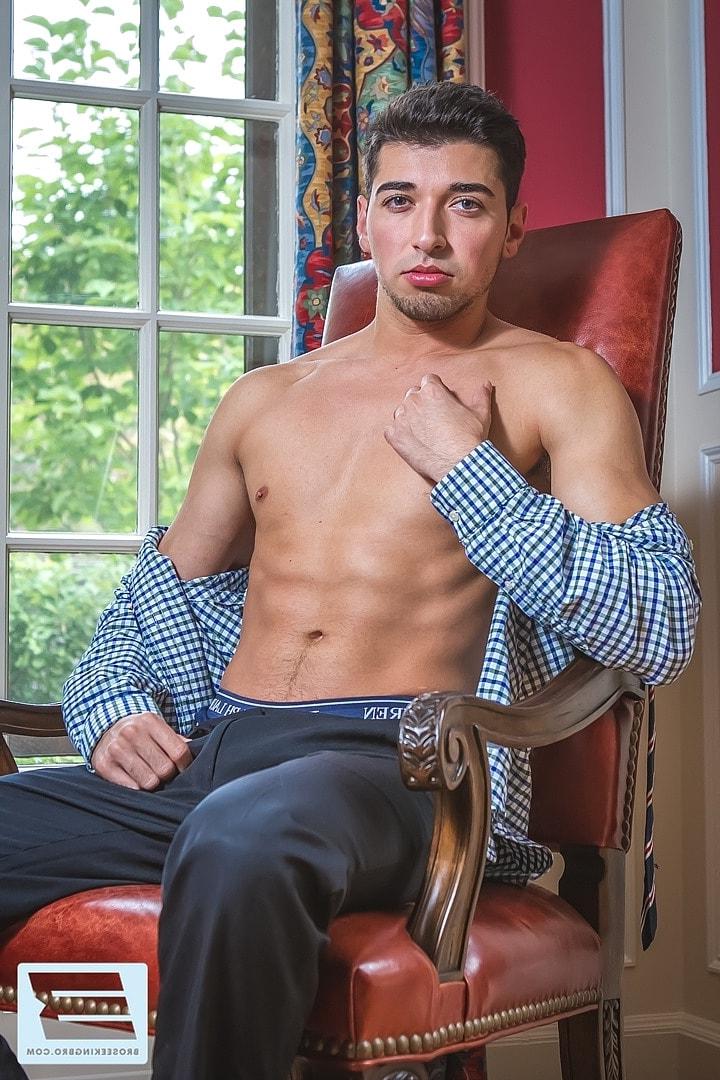 20P Un gay musclé aime le sexe anal hardcore avec son patron dans son bureau