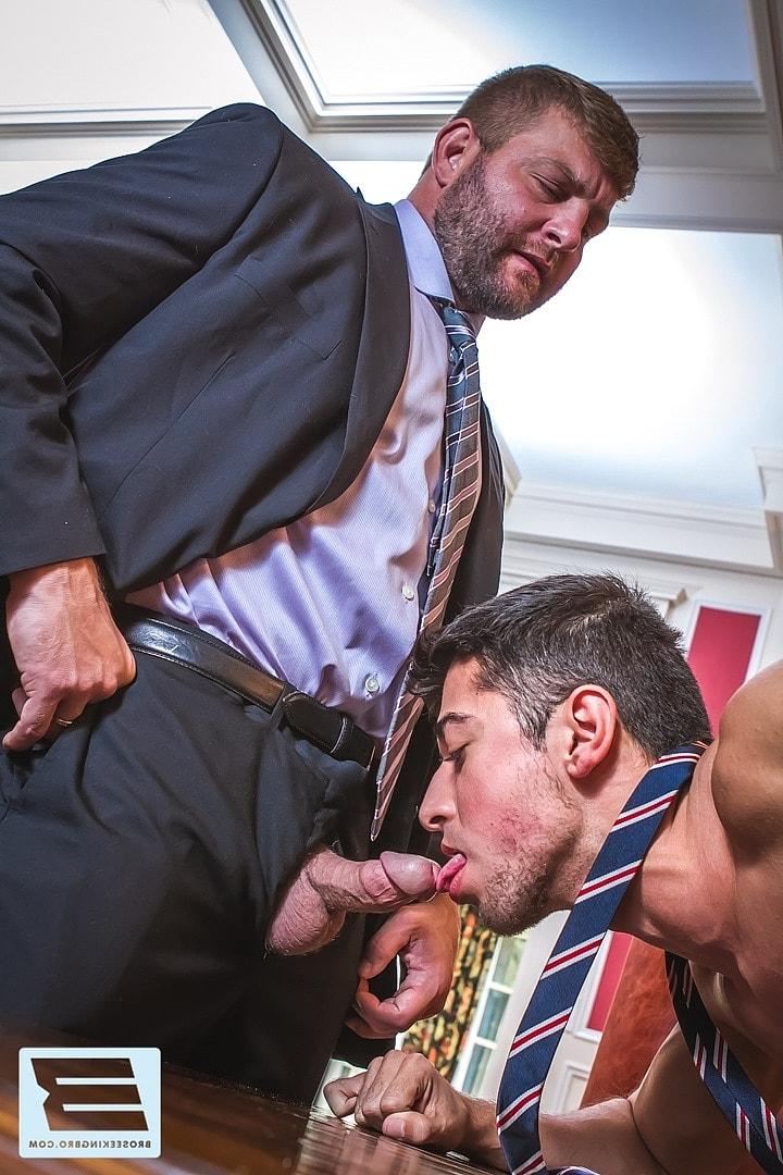 20P Un gay musclé aime le sexe anal hardcore avec son patron dans son bureau