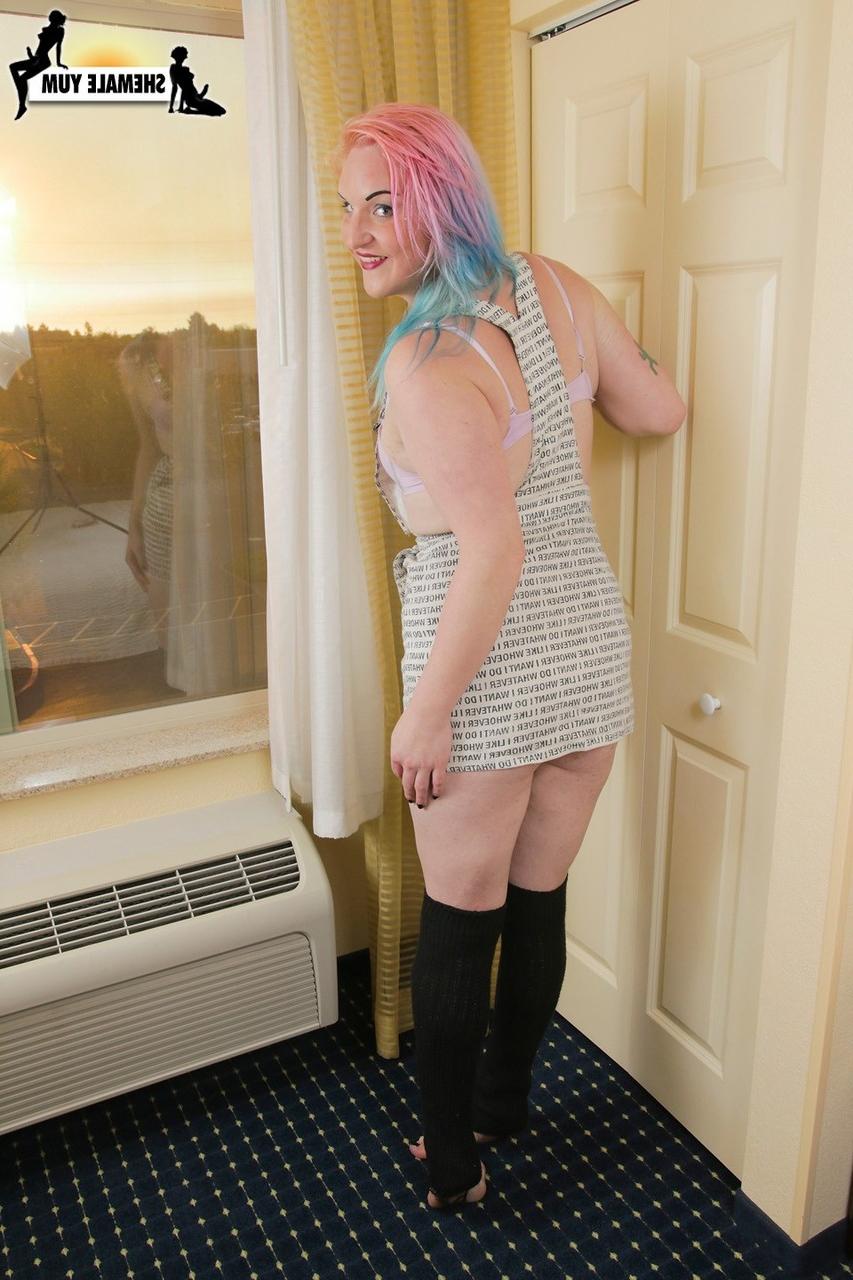 16P La transexual cachonda Trillian Thundercunt masturba su pequeña polla hasta eyacular