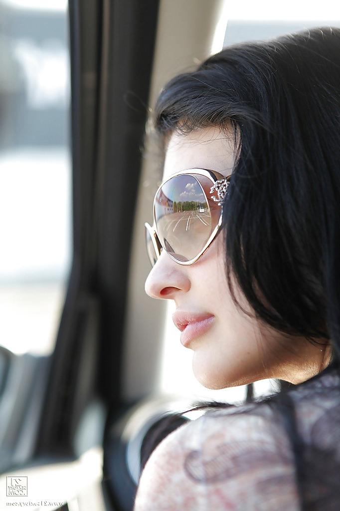 16P A estrela pornô Aletta Ocean está mijando ao ar livre e expõe os seios