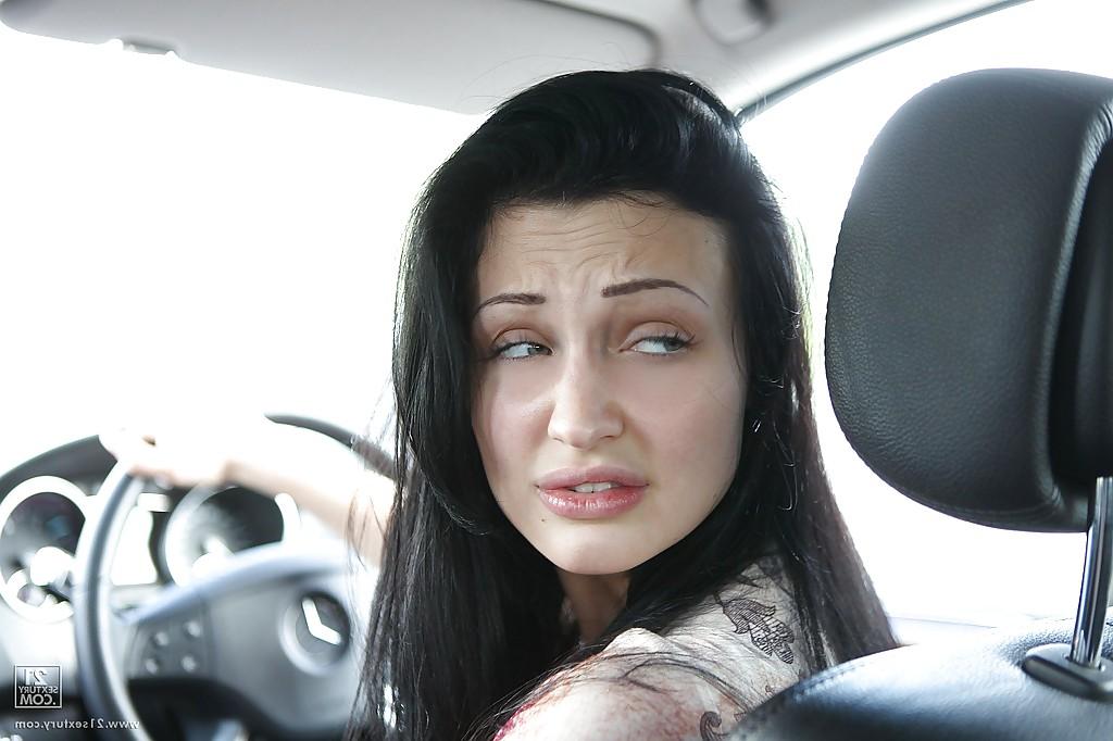 16P A estrela pornô Aletta Ocean está mijando ao ar livre e expõe os seios