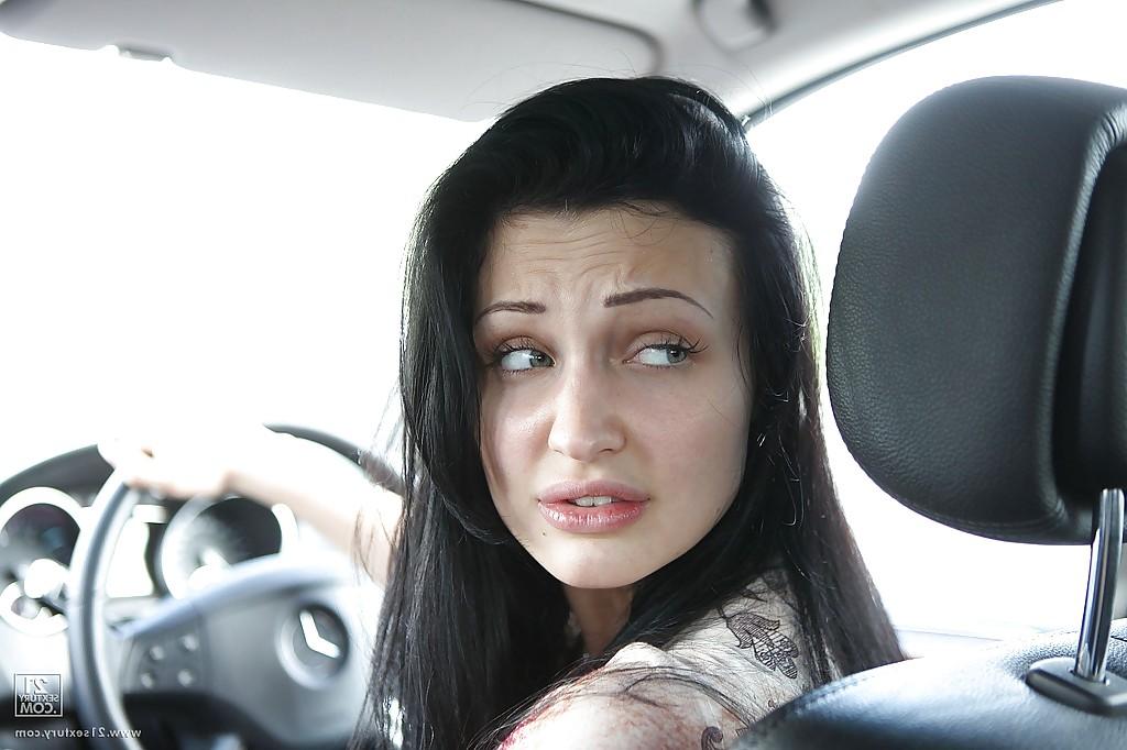 16P A estrela pornô Aletta Ocean está mijando ao ar livre e expõe os seios