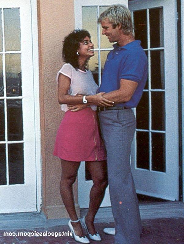 9P Veronica Leal, une femme d'ébène poilue aux gros seins, se fait baiser dans un plan à trois vintage et torride.