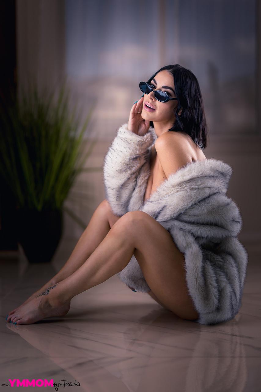 20P A mãe morena sexy Venus Valencia gosta de sexo hardcore com o enteado