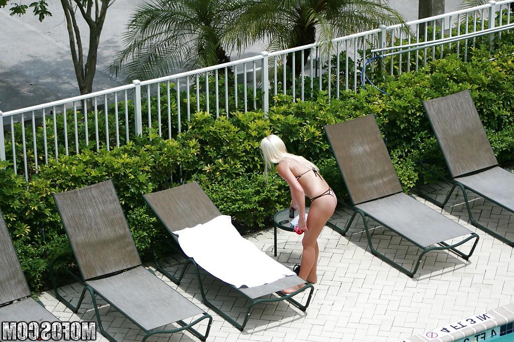 16P La adolescente desnuda Shay Golden es captada en un vídeo voyeur al aire libre