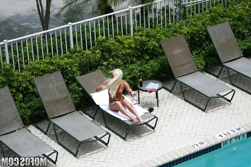 16P La adolescente desnuda Shay Golden es captada en un vídeo voyeur al aire libre
