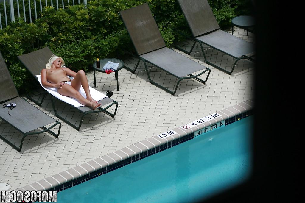 16P La adolescente desnuda Shay Golden es captada en un vídeo voyeur al aire libre